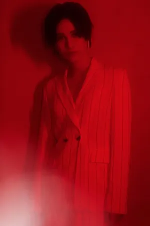 尚雯婕红白光影大片写真图片_5
