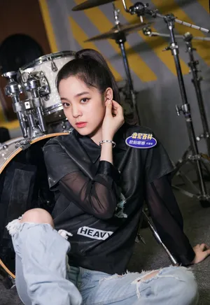 欧阳娜娜帅气摇滚风写真图片_1