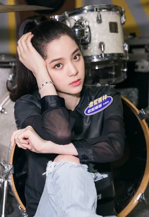 欧阳娜娜帅气摇滚风写真图片_3