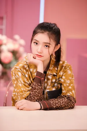 林允《亲爱的结婚吧》甜美图片