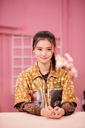 林允《亲爱的结婚吧》甜美图片_2