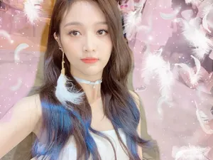 吴宣仪性感甜美自拍照图片_1