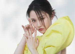 张慧雯萌黄色调写真图片_5