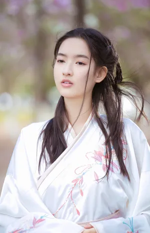 王玉雯清新灵动汉服写真图片