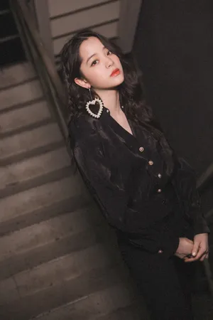 欧阳娜娜黑色冷艳写真图片