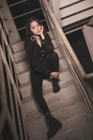 欧阳娜娜黑色冷艳写真图片_3