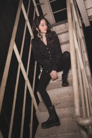 欧阳娜娜黑色冷艳写真图片_4