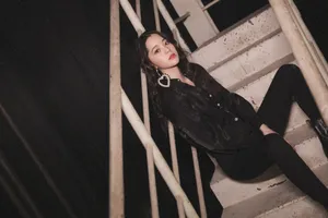 欧阳娜娜黑色冷艳写真图片_5
