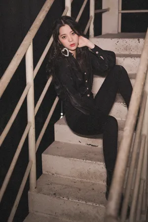 欧阳娜娜黑色冷艳写真图片_8