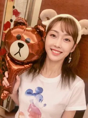 宣璐俏皮可爱自拍照图片