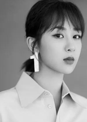 杨紫甜美清新发布会写真图片