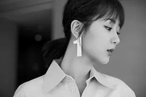 杨紫甜美清新发布会写真图片_3