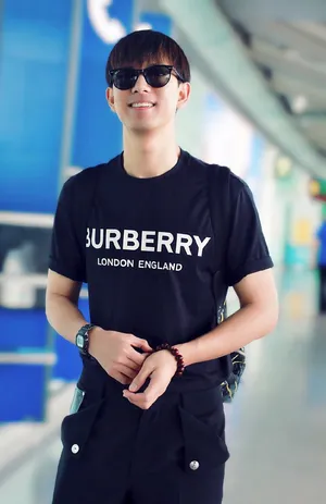 李现休闲随性机场照图片_2