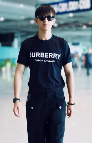 李现休闲随性机场照图片_3