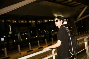 陈星旭帅气简约夜拍图片
