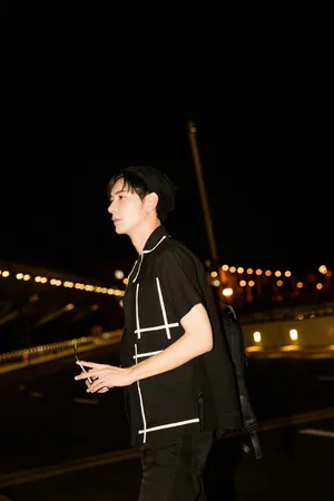 陈星旭帅气简约夜拍图片_5