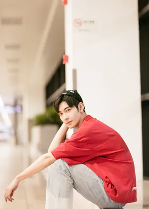陈星旭休闲帅气机场照图片_4