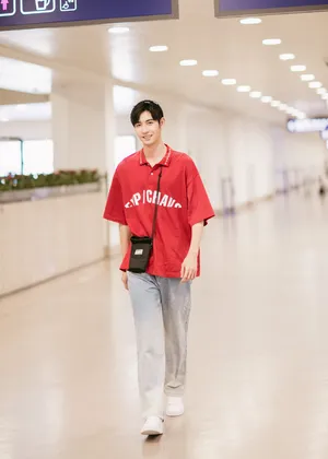 陈星旭休闲帅气机场照图片_7