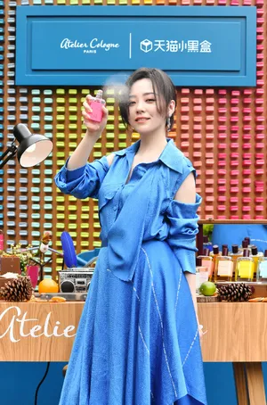 张靓颖蓝色典雅写真图片