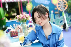 张靓颖蓝色典雅写真图片_2