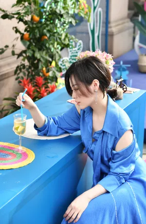张靓颖蓝色典雅写真图片_6