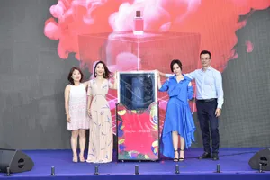 张靓颖蓝色典雅写真图片_7