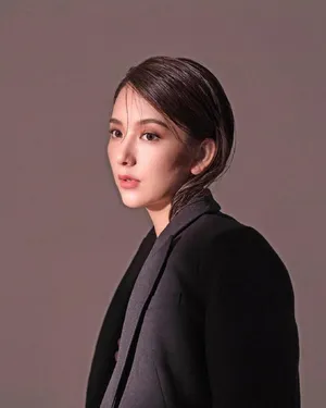 方媛西装look干练性感写真图片