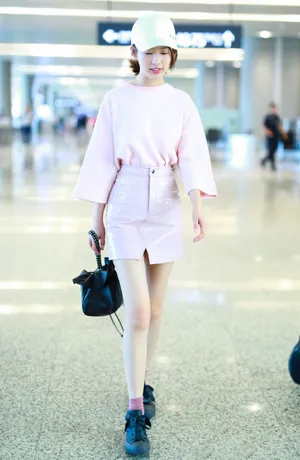 李沁粉嫩少女风街拍照图片