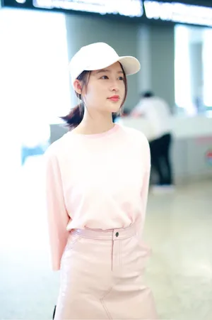 李沁粉嫩少女风街拍照图片_2