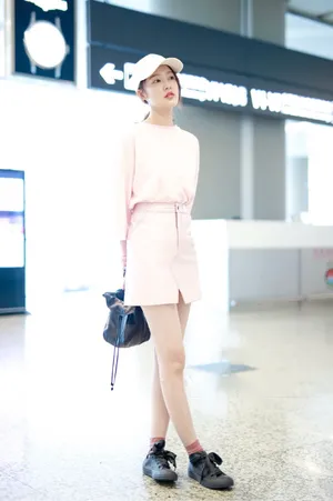 李沁粉嫩少女风街拍照图片_3