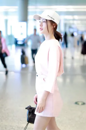 李沁粉嫩少女风街拍照图片_4