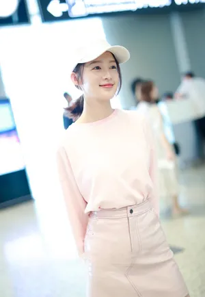 李沁粉嫩少女风街拍照图片_5
