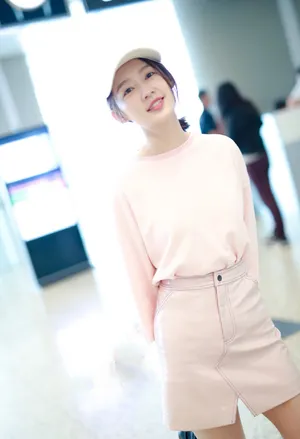 李沁粉嫩少女风街拍照图片_6