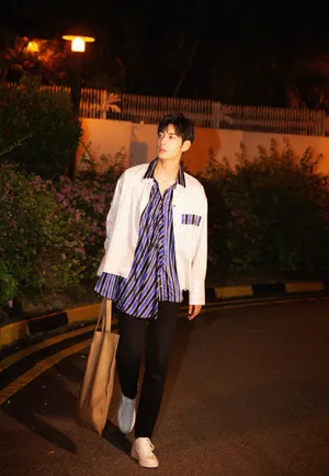 陈星旭帅气慵懒夜拍图片