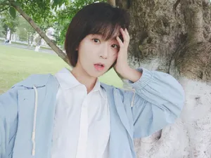 宋伊人短发清新甜美自拍照图片_3