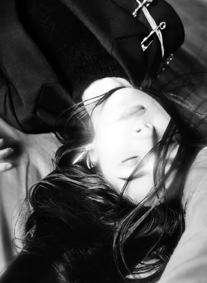 杨幂黑白乱发性感写真图片_2