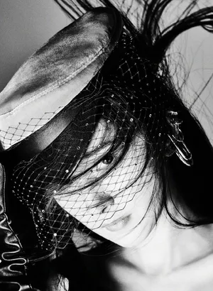 杨幂黑白乱发性感写真图片_4