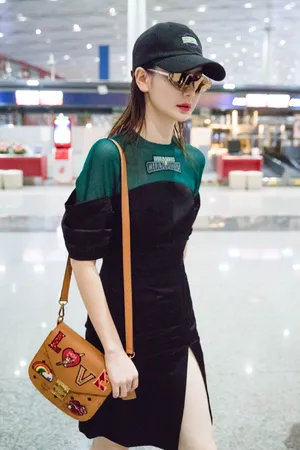 戚薇性感甜酷机场图片