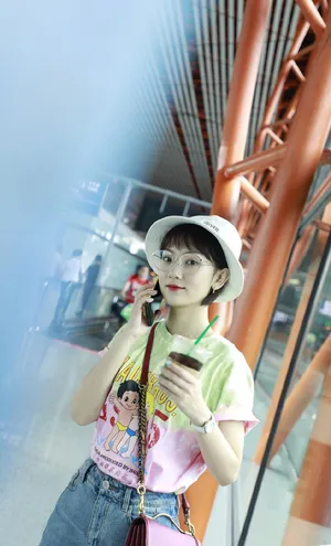 孙艺宁清新文艺机场照图片