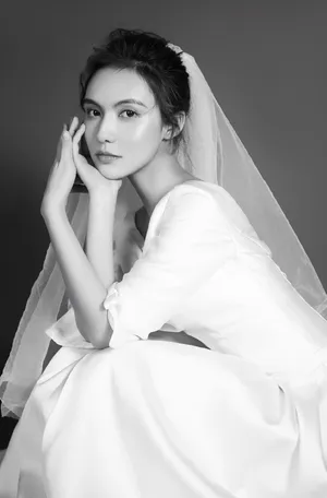 郭子千优雅迷人婚纱写真图片
