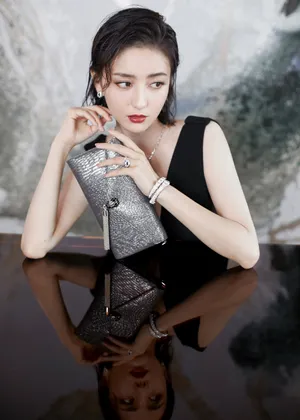 佟丽娅深V礼裙高贵性感写真图片_1