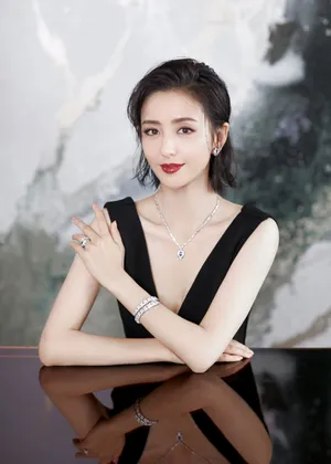 佟丽娅深V礼裙高贵性感写真图片_3