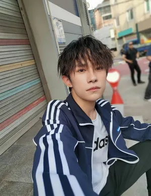 易烊千玺最新7月自拍照图片