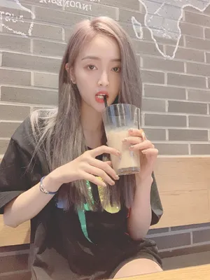 吴宣仪甜美性感街拍自拍图片