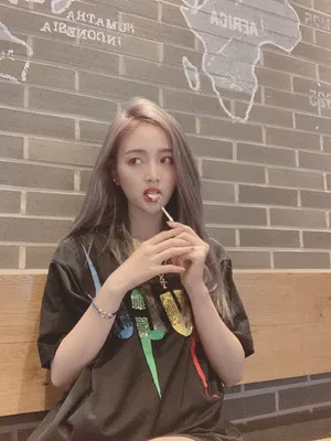 吴宣仪甜美性感街拍自拍图片_6