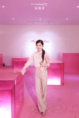 赵露思温婉甜美活动照图片_8