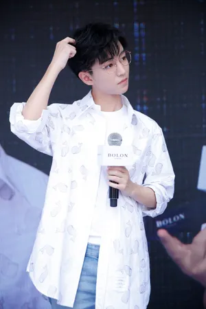 王俊凯清新帅气代言活动图片_1