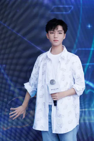 王俊凯清新帅气代言活动图片_6