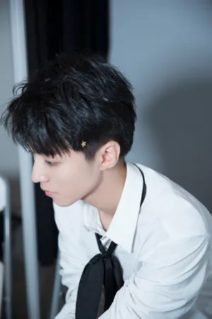 王俊凯音乐盛典帅气舞台照图片_3