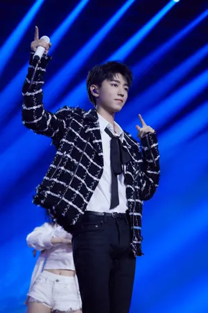 王俊凯音乐盛典帅气舞台照图片_7
